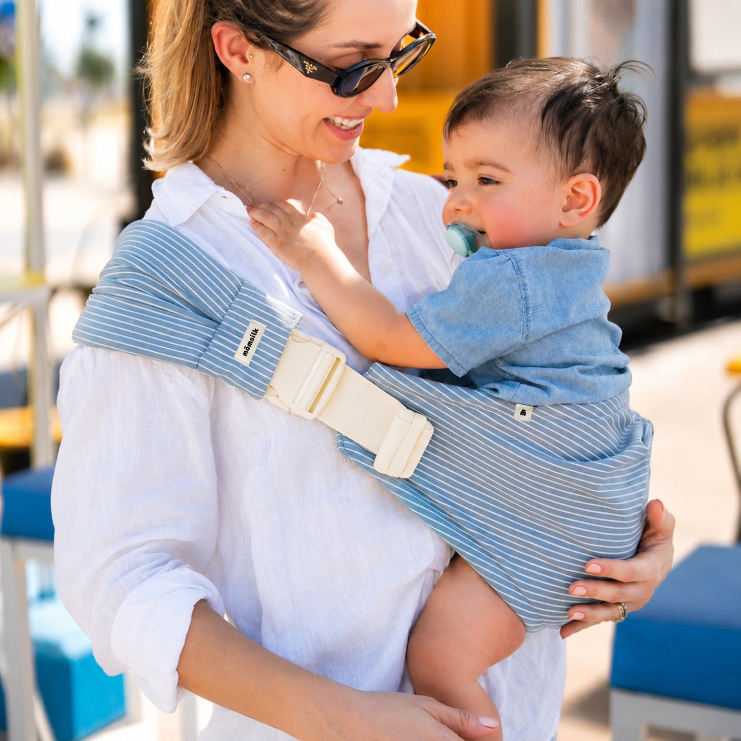 Porte-bébé MomSwing - Lignes d’azure white