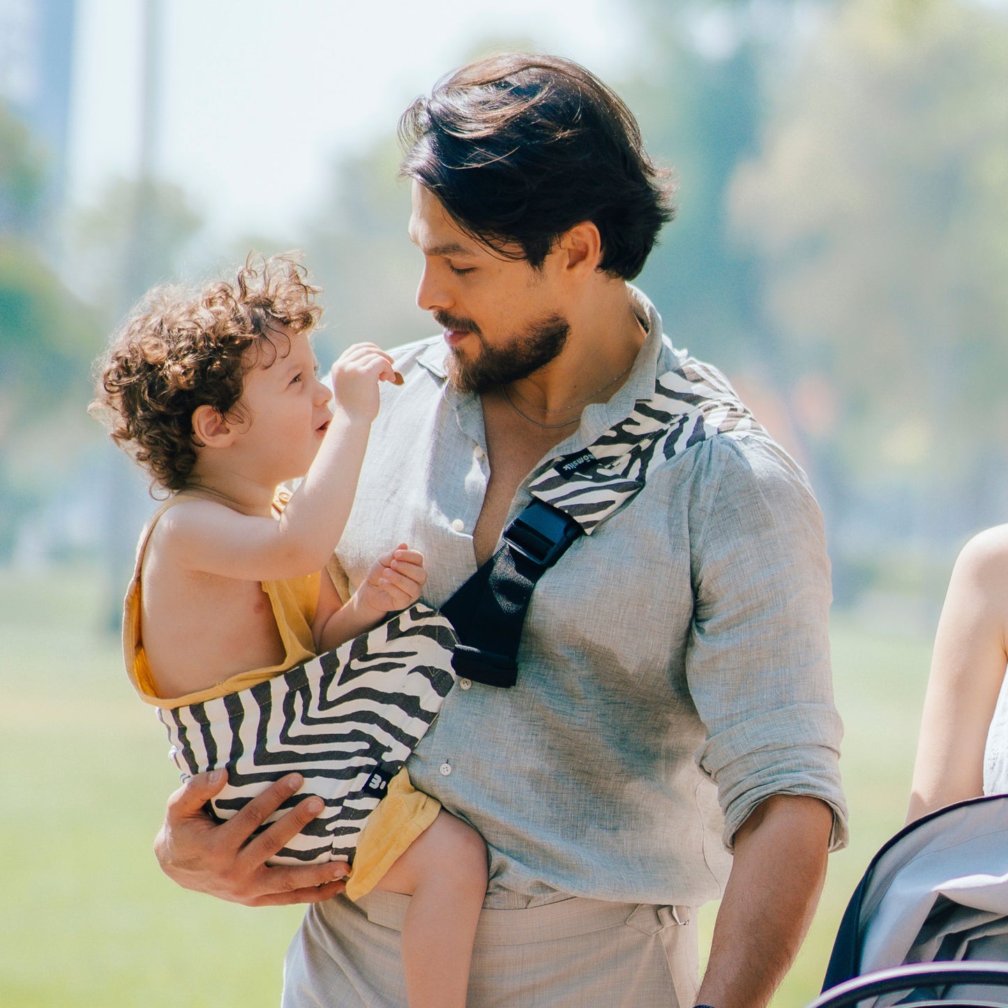 MomSwing Baby Carrier - Safari